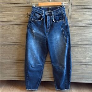 Blue Boyfriend Jeans with Relaxed Fit and Vintage Wash